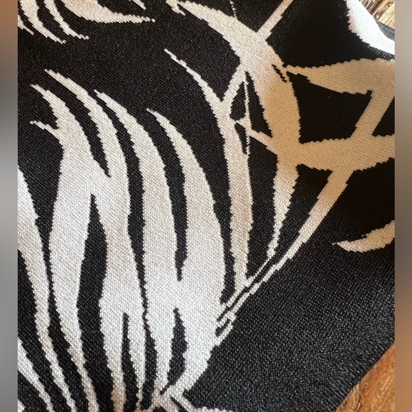 2 for $10‼️ ZARA crop top 🖤🤍 NWT - Picture 4 of 4